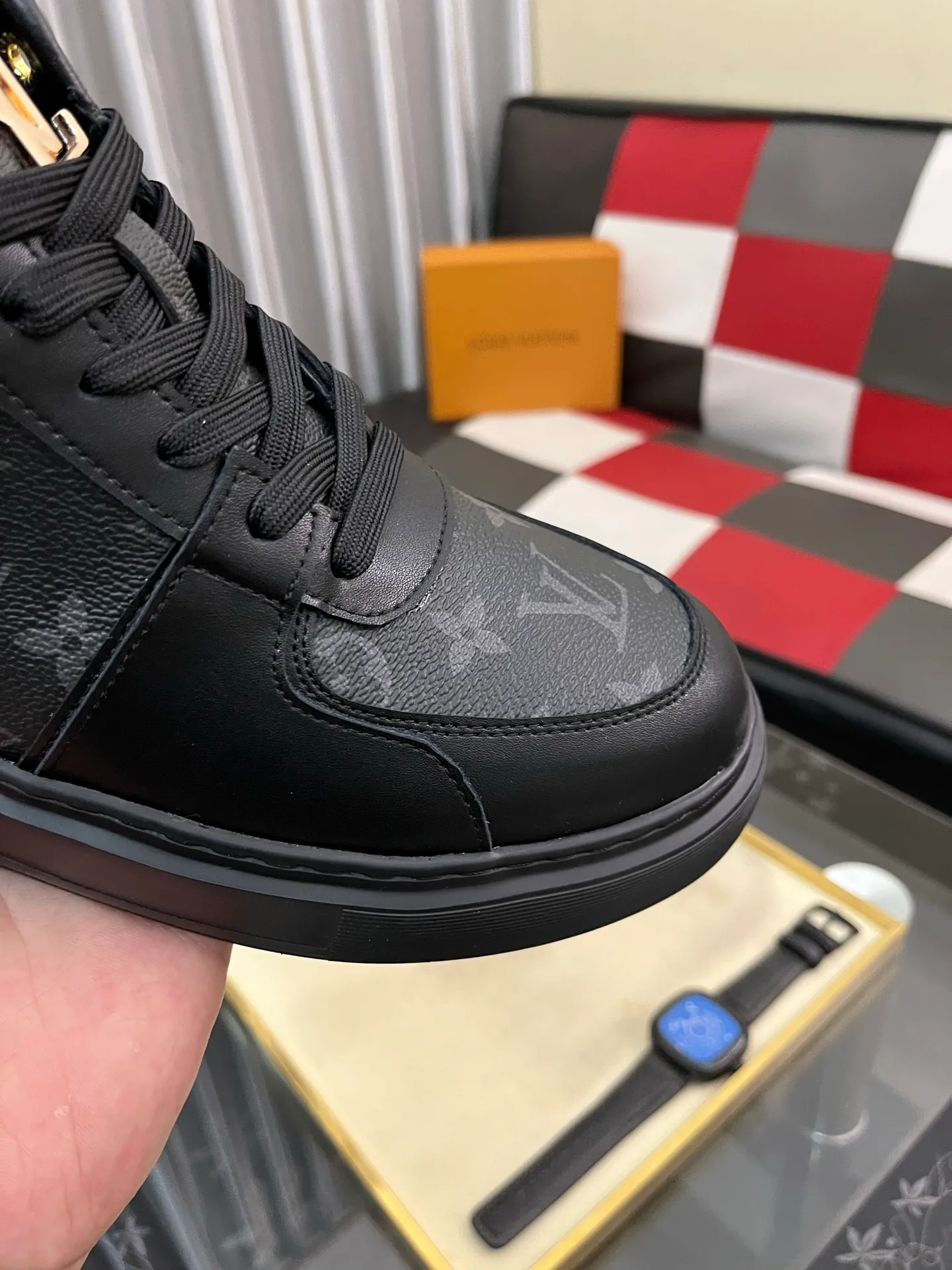 Men's shoes 💰458⌚️⌚️《Louis vuitton/LV Louis Vuitton》original quality.~ Unique modern style sneakers. 🏃A must-have casual shoe for trendy men😍😍 Original brand imported from Italy, imported original leather, cowhide lining (refuses to discolor and grind feet) sole: original sole provided by the original factory, French lazy style design ⚠️Fit to the feet, original quality, super comfortable original sole. Code number: 38-442️⃣Colors available